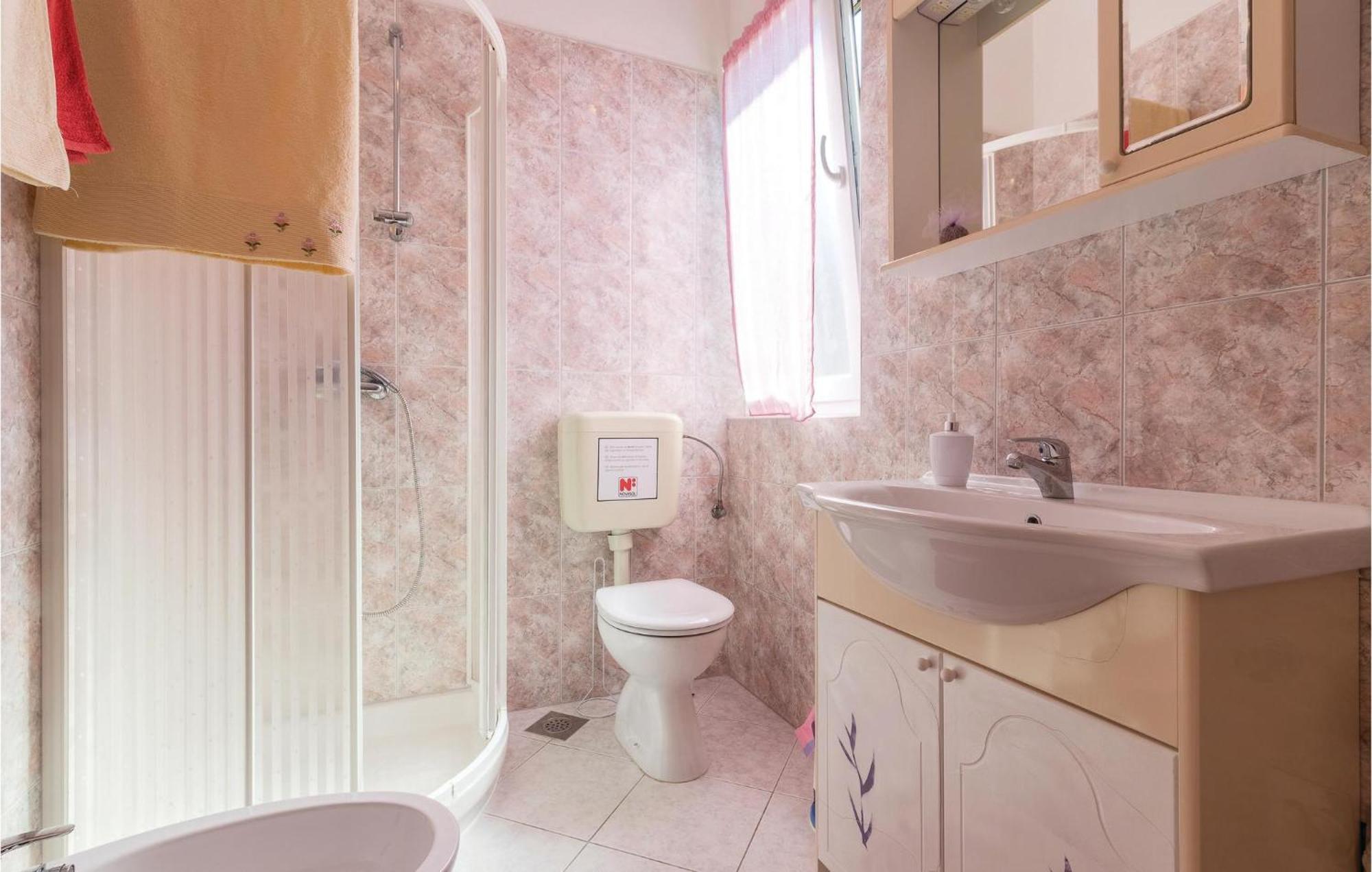 2 Bedroom Amazing Home In Pola Esterno foto