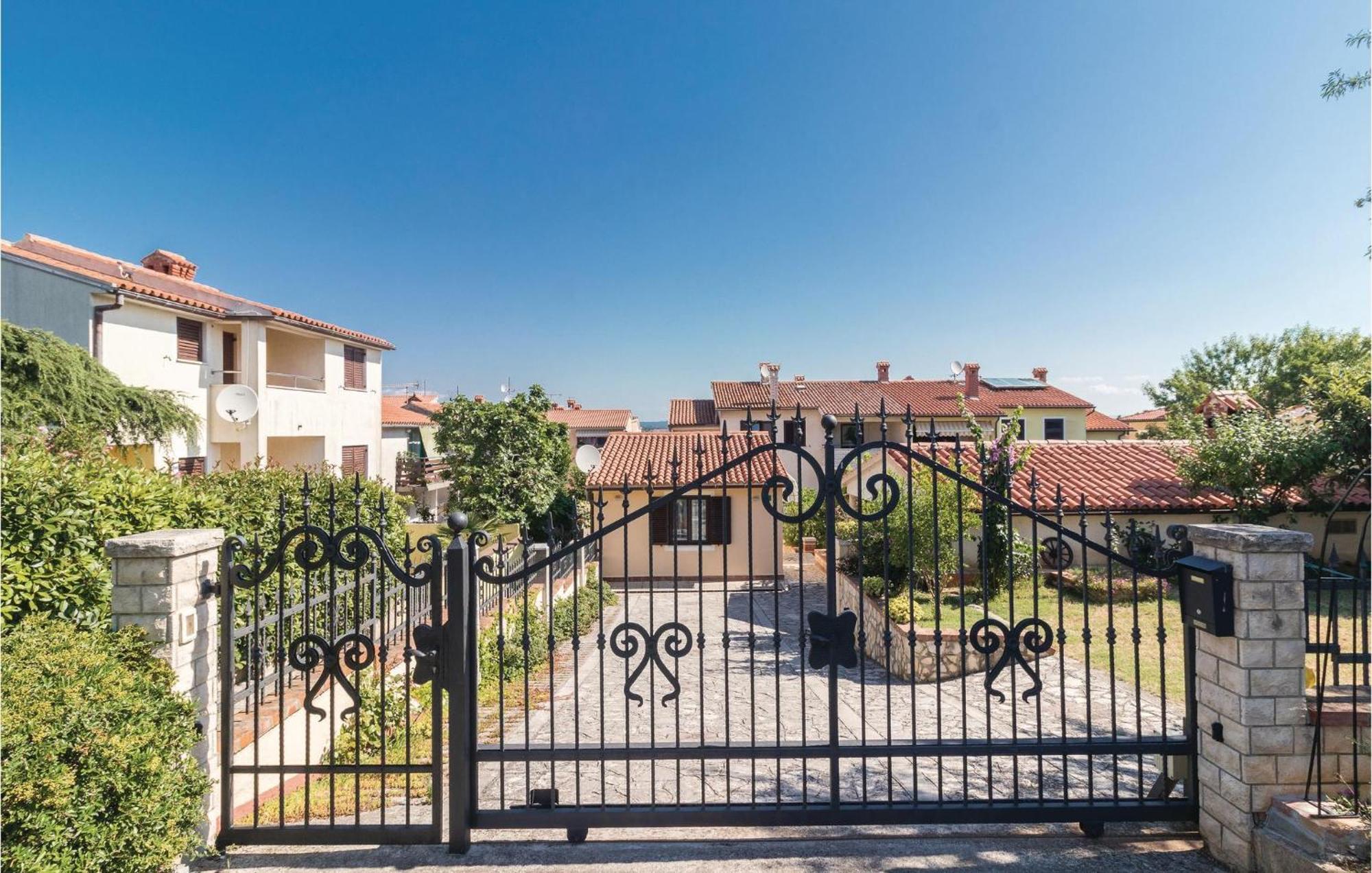 2 Bedroom Amazing Home In Pola Esterno foto