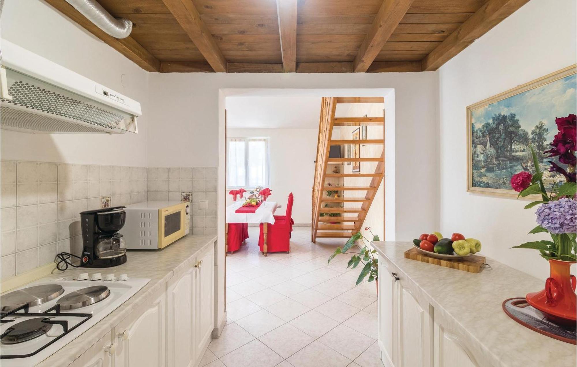 2 Bedroom Amazing Home In Pola Esterno foto