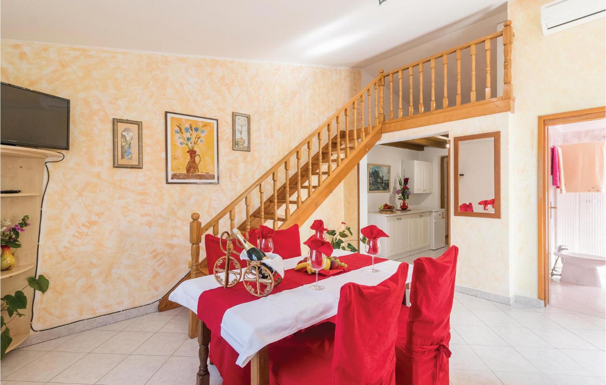 2 Bedroom Amazing Home In Pola Esterno foto