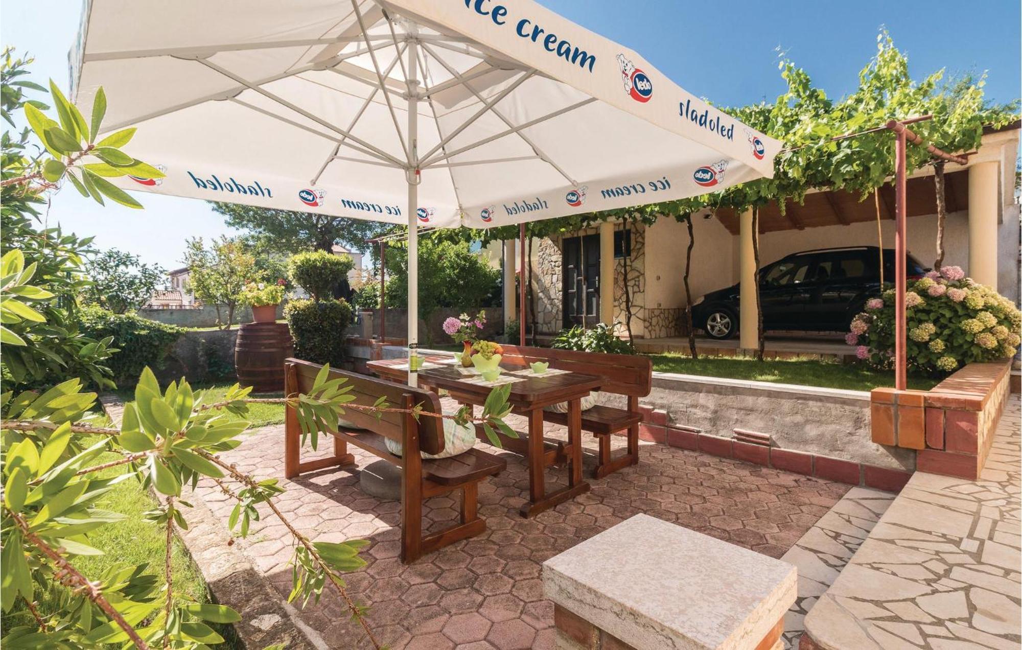 2 Bedroom Amazing Home In Pola Esterno foto