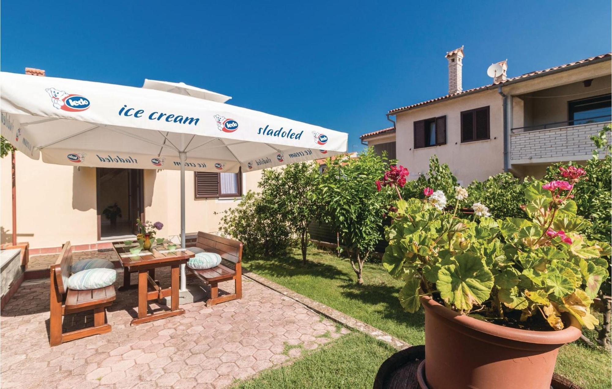2 Bedroom Amazing Home In Pola Esterno foto
