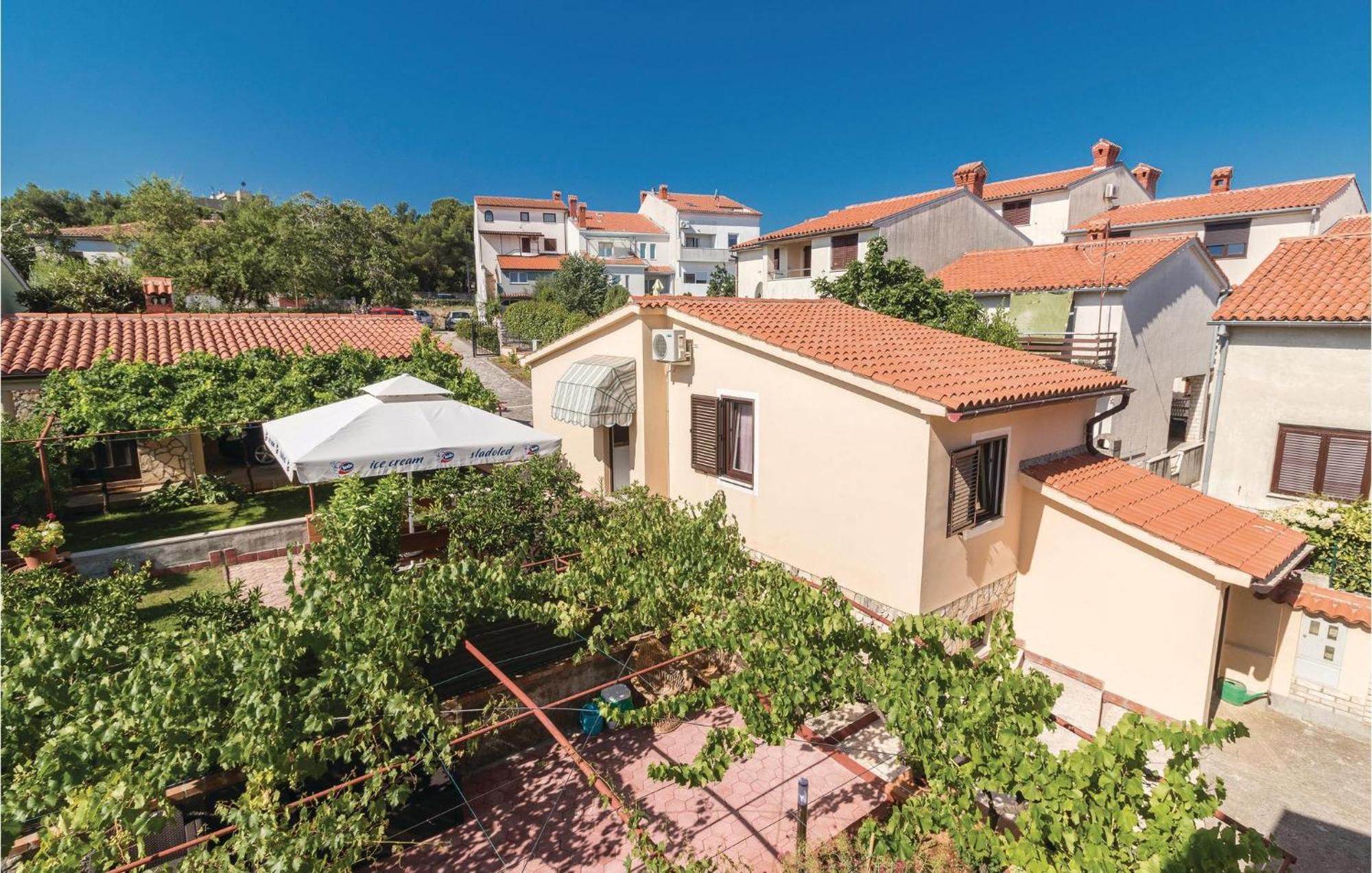 2 Bedroom Amazing Home In Pola Esterno foto
