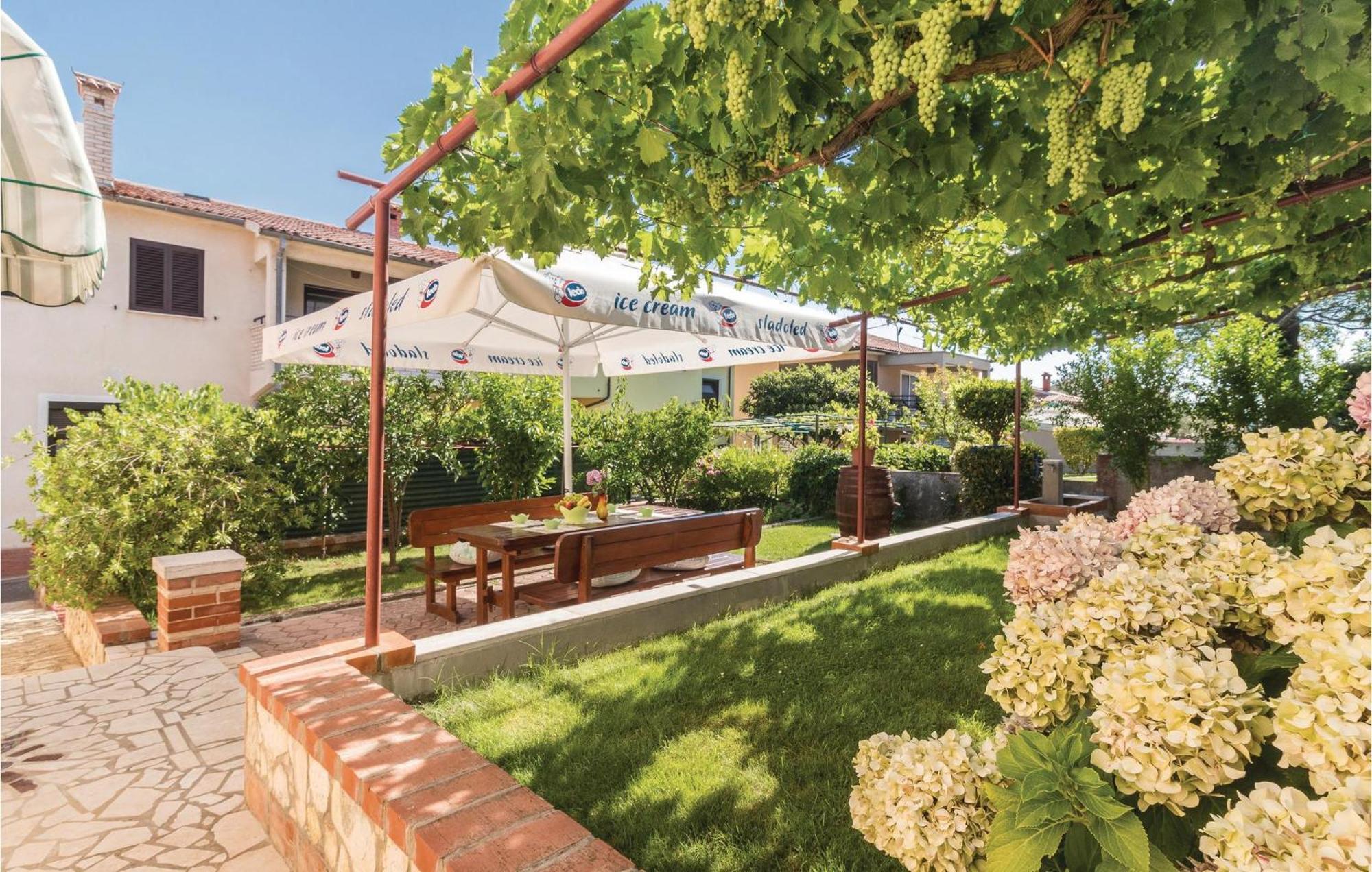 2 Bedroom Amazing Home In Pola Esterno foto