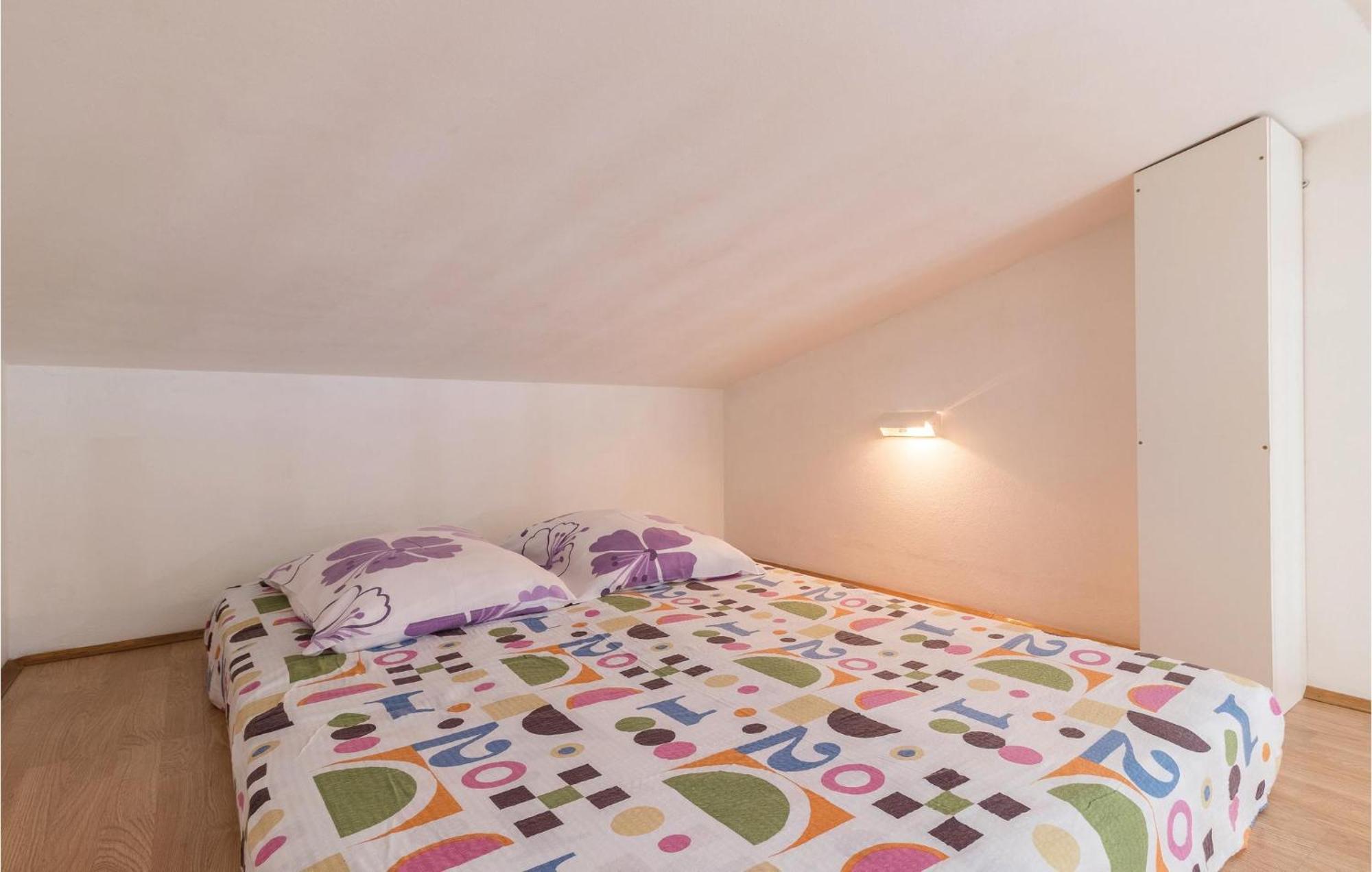 2 Bedroom Amazing Home In Pola Esterno foto